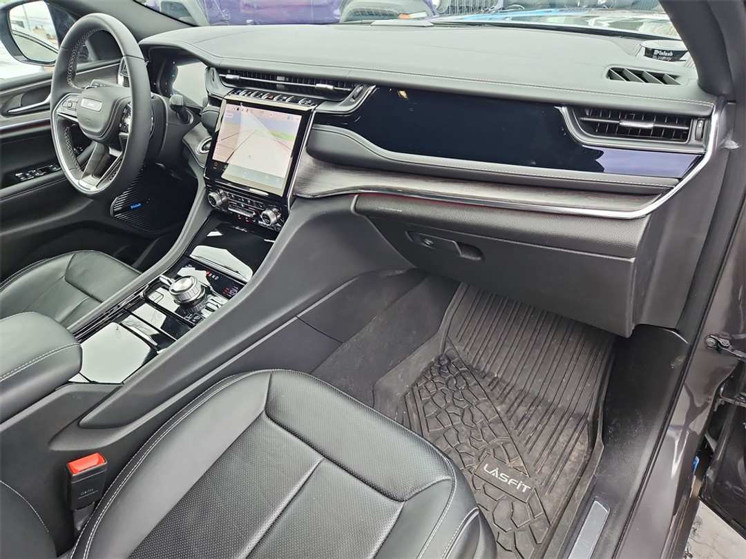 2023 Jeep Grand Cherokee Overland 4xe - Image 29