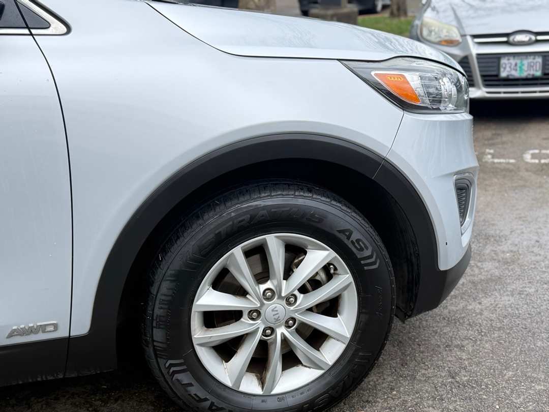 2017 Kia Sorento LX - Image 18