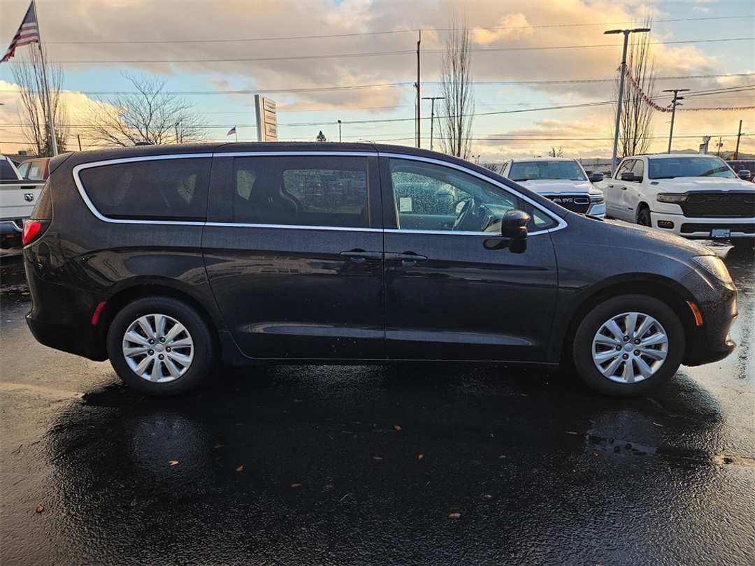 2021 Chrysler Voyager L - Image 7