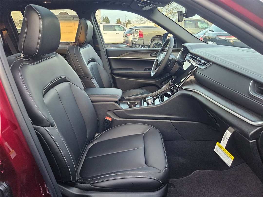 2025 Jeep Grand Cherokee Limited - Image 36