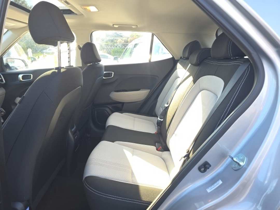 2025 Hyundai Venue SEL - Image 27