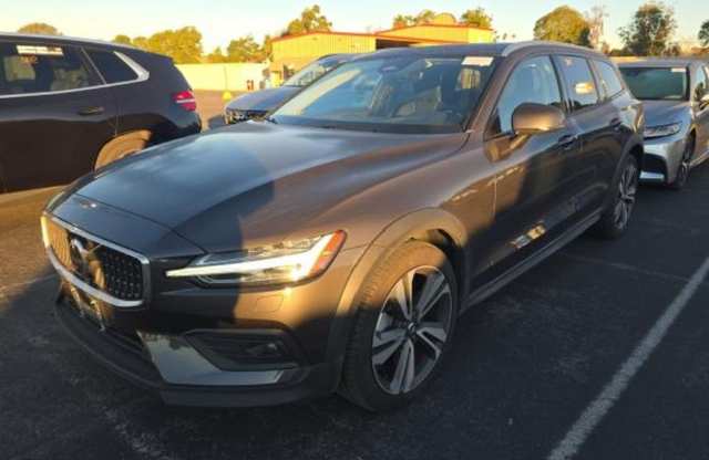 2025 Volvo V60 Cross Country B5 Plus