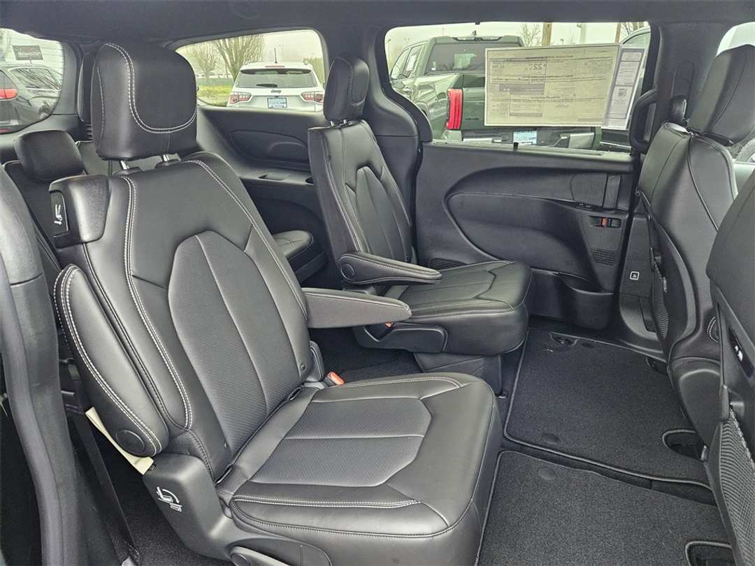 2026 Chrysler Pacifica Select - Image 36