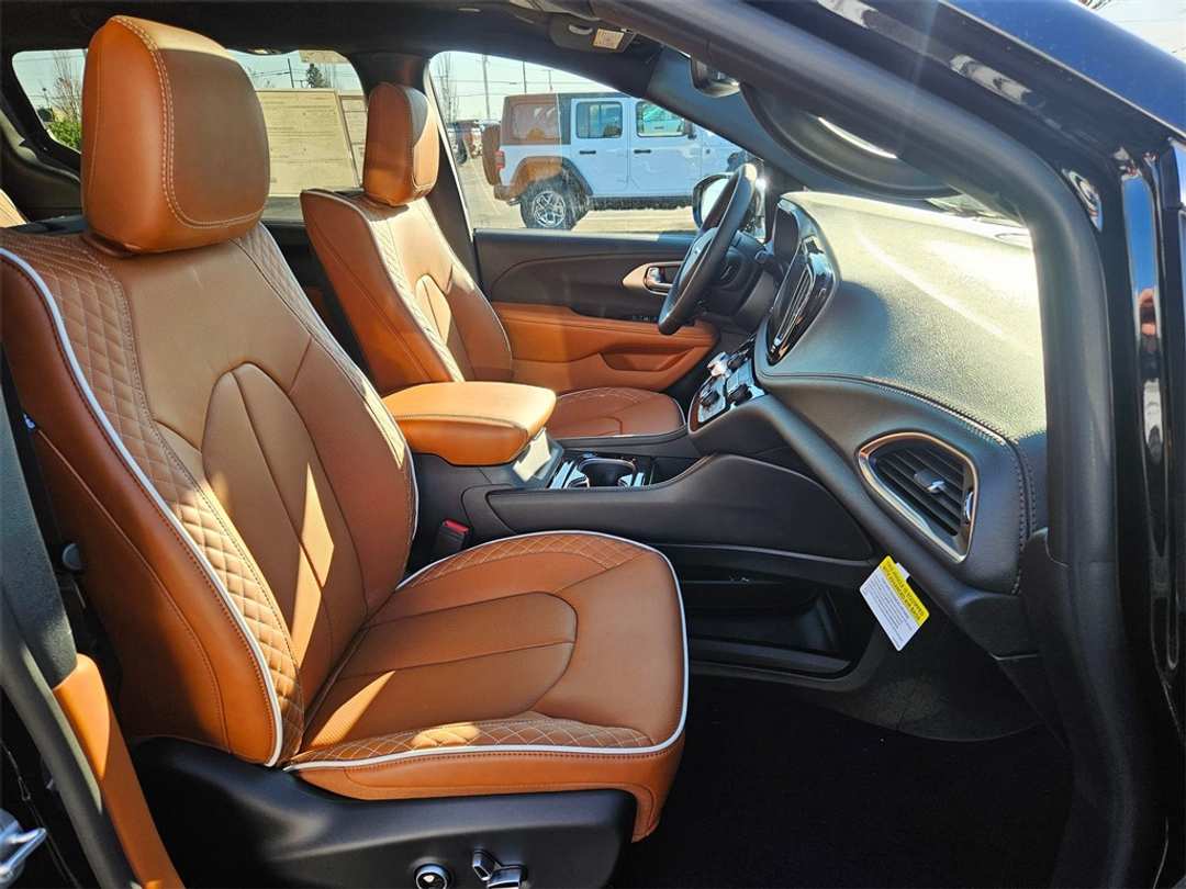 2026 Chrysler Pacifica Pinnacle - Image 42