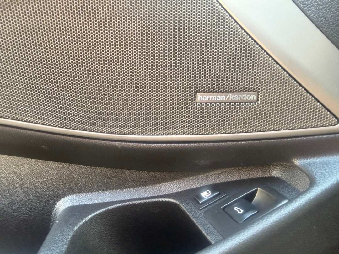 2023 BMW 3 Series 330e xDrive - Image 13